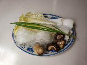 准备好食材：白菜，粉丝，干香菇，青蒜