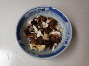 干香菇扳碎冲洗一下，清水浸泡五分钟