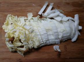 白菜洗净切成条