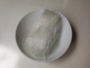 粉丝清水冲一下沥掉水