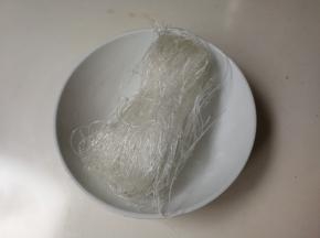 粉丝清水冲一下沥掉水