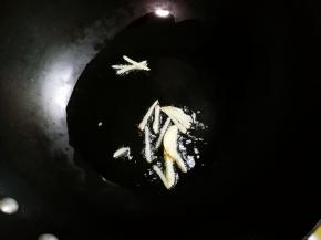 热锅凉油放入姜丝煎出香味
