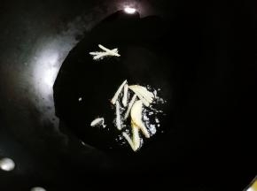 热锅凉油放入姜丝煎出香味