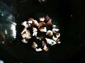 放入香干菇煎出香味