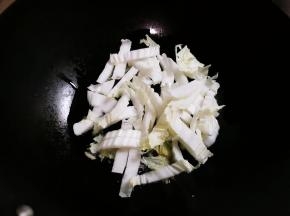 放入白菜帮翻炒片刻