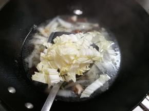 放入白菜叶子大火烧开