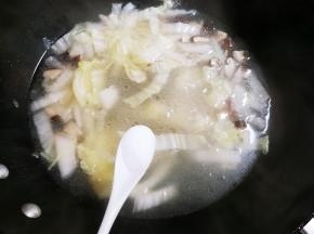 放入一小勺盐