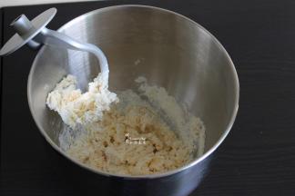 高筋面粉、牛奶、白砂糖、蛋液、盐、干酵母倒入厨师机揉至面粉起筋放入软化的黄油，用高速挡面粉揉至扩展阶段。