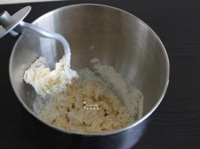 高筋面粉、牛奶、白砂糖、蛋液、盐、干酵母倒入厨师机揉至面粉起筋放入软化的黄油，用高速挡面粉揉至扩展阶段。