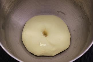 把面团揉至光滑，在室温下发酵到2倍大，第一次发酵完成。