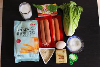 面包食材：金龙鱼面包用小麦粉（高筋小麦粉）140克、牛奶80克、白砂糖20克、黄油15克、蛋液10克、盐1克、干酵母1克。
表面装饰食材：全蛋液、白芝麻；热狗馅料食材：生菜1颗、牛肉肠热狗4根、沙拉酱适量。
烘焙：长帝烤箱，170度，中层，上下火，15分钟。