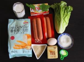 面包食材：金龙鱼面包用小麦粉（高筋小麦粉）140克、牛奶80克、白砂糖20克、黄油15克、蛋液10克、盐1克、干酵母1克。
表面装饰食材：全蛋液、白芝麻；热狗馅料食材：生菜1颗、牛肉肠热狗4根、沙拉酱适量。
烘焙：长帝烤箱，170度，中层，上下火，15分钟。