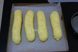 发酵至2陪大的时候，取出，表面图一层全蛋液，撒些白芝麻。