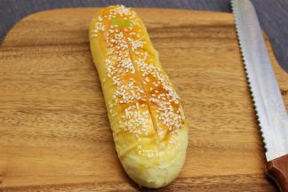 烤好的面包松软可口，稍微放凉，从中间竖切下去，不要切断。