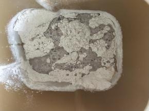 除黄油和红枣外所有材料放入面包机揉面