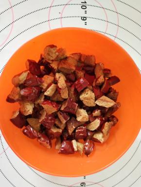 红枣去核剪碎。