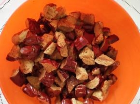 红枣去核剪碎。