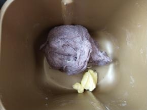 加入黄油继续揉。