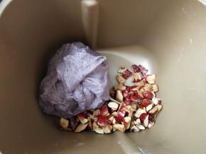 加入红枣再揉两分钟。