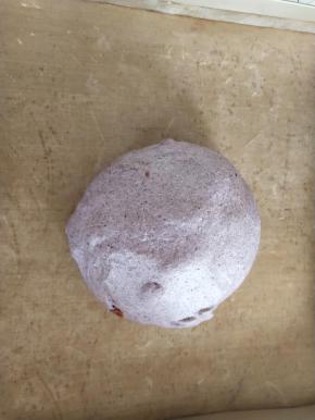 揉成团盖保鲜膜进行基础发酵。发酵到2倍大。