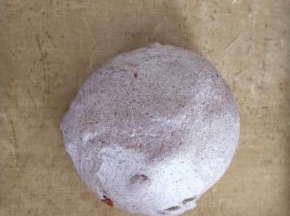 揉成团盖保鲜膜进行基础发酵。发酵到2倍大。