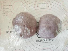 分成两份。滚圆松弛15分钟。