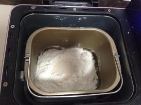 将主料里除黄油外材料先液体后固体的顺序放入面包桶内，启动面包机和面程序和面20分钟