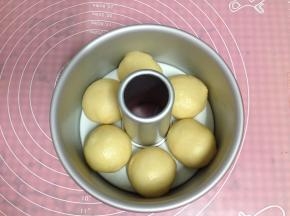 其它3个面团搓圆即可，把3个豆沙面团和普通面团间隔放入模具（6寸蛋糕模）