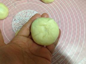 用虎口慢慢旋转收口搓圆，一共做3个