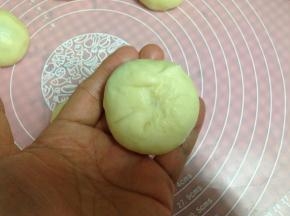 用虎口慢慢旋转收口搓圆，一共做3个