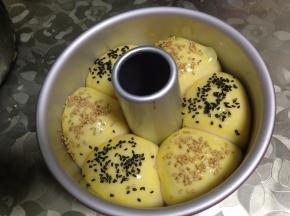 入温暖湿润处发酵至两倍大，取出表面刷蛋液撒上少许黑、白芝麻做装饰，烤箱提前170度预热