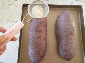 发酵到原来的2倍大，表面撒高粉。