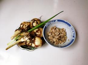 准备好茨菇，肉末，肉末是提前炒好的