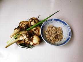 准备好茨菇，肉末，肉末是提前炒好的