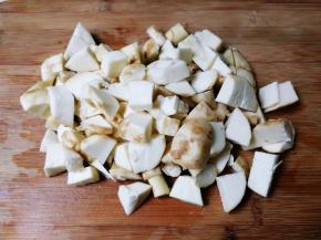 茨菇剥去外皮洗净，切成丁