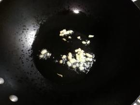 热锅凉油放入姜煎出香味