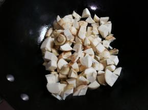 放入茨菇丁翻炒片刻