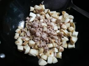 放入肉末