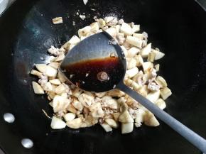 放入一勺生抽翻炒均匀