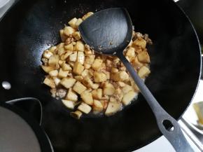 放入适量热水烧开转小火焖至熟透