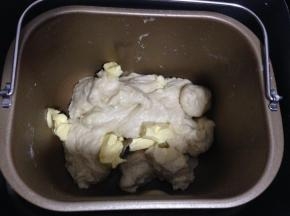 程序结束倒入软化的黄油再次启动和面程序20分钟