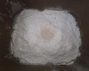 面包机先放入豆浆，对角放盐和糖，再放入高筋面粉，中间挖个洞放入酵母埋起来。