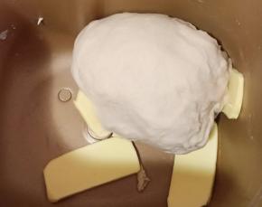 启动面包机揉面程序15分钟，加入黄油继续揉15分钟。