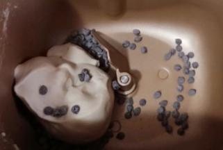 加入巧克力豆揉30秒将巧克力豆揉匀即可。