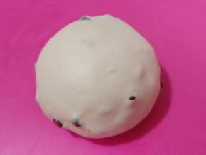 揉好的面团盖保鲜膜松弛十分钟。