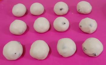 松弛好的面团分成15克左右一份，滚圆盖保鲜膜。