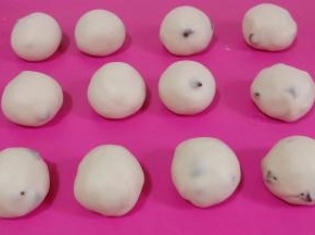 松弛好的面团分成15克左右一份，滚圆盖保鲜膜。