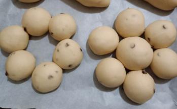 放入烤箱进行发酵，旁边放一碗热水保湿。发酵至两倍大。