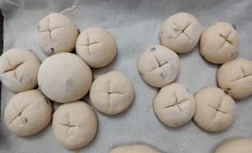 取出表面筛少许高筋面粉，用锋利的刀片划出十字花纹。