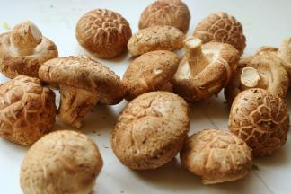 准备好食材。这次买的香菇很好，朵朵都是花菇，香味浓郁，看着就很好吃。